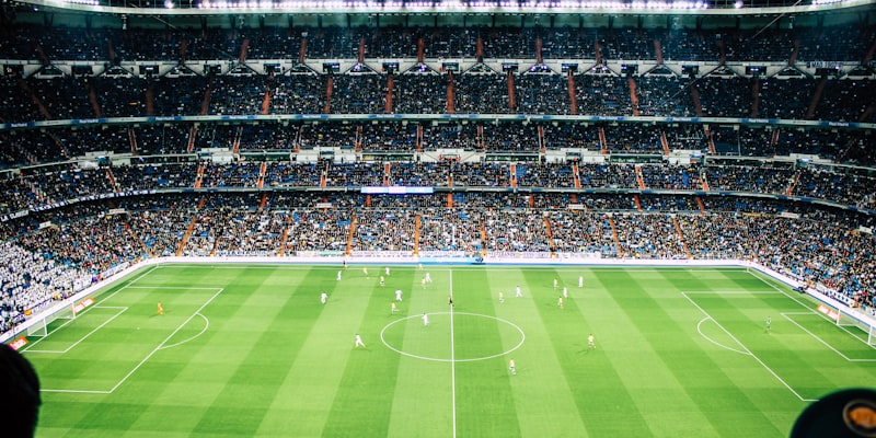 多屏观看世界杯直播场景，手机、平板、电视同时播放